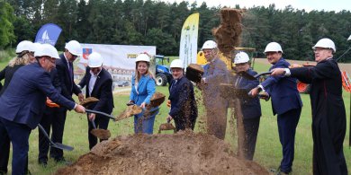 Artykuł: Pierwsza łopata wbita. W Smolajnach rusza budowa nowoczesnego kampusu