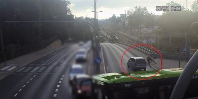 Artykuł: Olsztyn. Potrącił rowerzystę na oznakowanym przejeździe. 77-letni kierowca stanie przed sądem [WIDEO]
