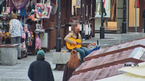 Najpierw zniszczył słupek, potem dał koncert na starówce. Muzykalnego wandala zdradziła gitara [WIDEO]