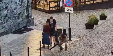 Artykuł: Najpierw zniszczył słupek, potem dał koncert na starówce. Muzykalnego wandala zdradziła gitara [WIDEO]