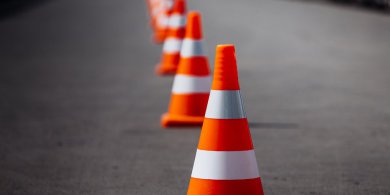 Artykuł: Rodzaje pachołków drogowych i ich zastosowanie. Jak dobrać właściwy?