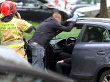 Interwencja służb przy ul. Kołobrzeskiej w Olsztynie. Mężczyzna siedział na parapecie V piętra