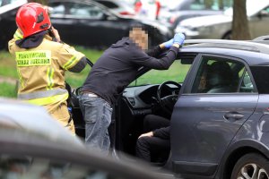 Interwencja służb przy ul. Kołobrzeskiej w Olsztynie. Starszy mężczyzna siedział na parapecie V piętra