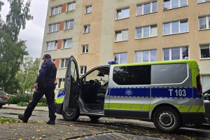 Interwencja służb przy ul. Kołobrzeskiej w Olsztynie. Starszy mężczyzna siedział na parapecie V piętra