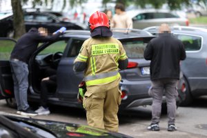 Interwencja służb przy ul. Kołobrzeskiej w Olsztynie. Starszy mężczyzna siedział na parapecie V piętra