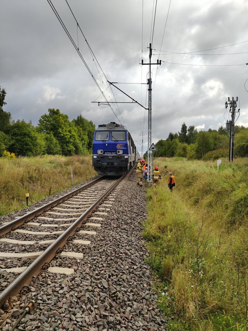 Pociąg IC z Olsztyna do Krakowa stanął „w szczerym polu”. Ewakuowano ok. 150 pasażerów