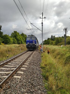 Pociąg IC z Olsztyna do Krakowa stanął „w szczerym polu”. Ewakuowano ok. 150 pasażerów