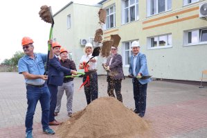 Symboliczne wbicie łopaty pod inwestycję