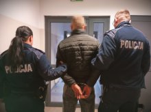 Gm. Dobre Miasto. Miał zakaz zbliżania się do kobiety. Złamał go i znów jej groził. 22-latek trafił do aresztu
