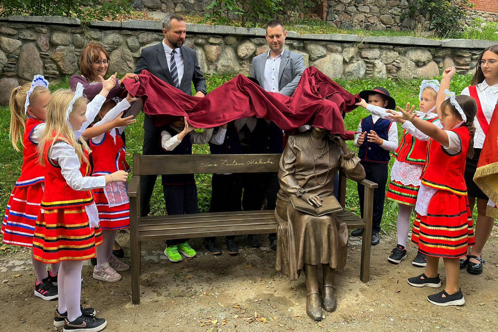 Maria Zientara-Malewska ma swoją ławeczkę w sercu Olsztyna. „Jej dziedzictwo jest aktualne”