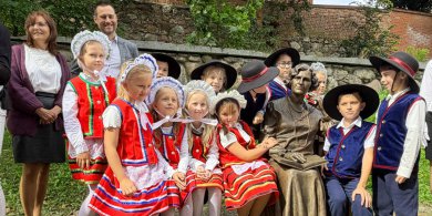 Artykuł: Maria Zientara-Malewska ma swoją ławeczkę w sercu Olsztyna. "Jej dziedzictwo jest aktualne" [ZDJĘCIA]
