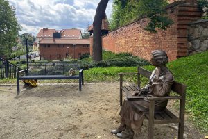 Maria Zientara-Malewska ma swoją ławeczkę w sercu Olsztyna. „Jej dziedzictwo jest aktualne”