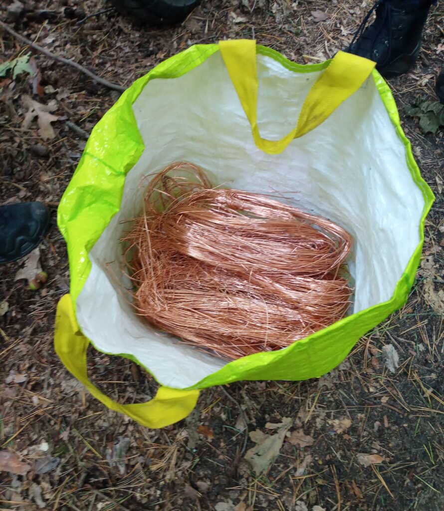 Wykopywał w placu budowy kable i odzyskiwał z nich miedź. Twierdził, iż ma zgodę kierownika
