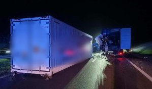 Groźne zdarzenia na S7. Najpierw przewróciła się laweta, później zderzyły się ciężarówki