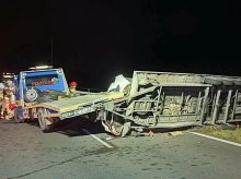 Groźne zdarzenia na S7. Najpierw przewróciła się laweta, później zderzyły się ciężarówki
