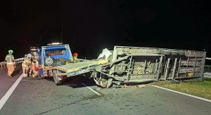 Groźne zdarzenia na S7. Najpierw przewróciła się laweta, później zderzyły się ciężarówki