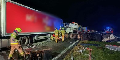 Artykuł: Groźne zdarzenia na S7. Najpierw przewróciła się laweta, później zderzyły się ciężarówki