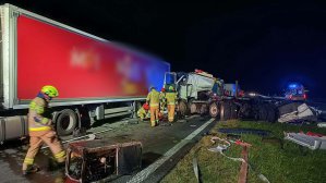 Nocny chaos na S7. Przewrócona laweta i zderzenie ciężarówek. Jedna osoba została poszkodowana