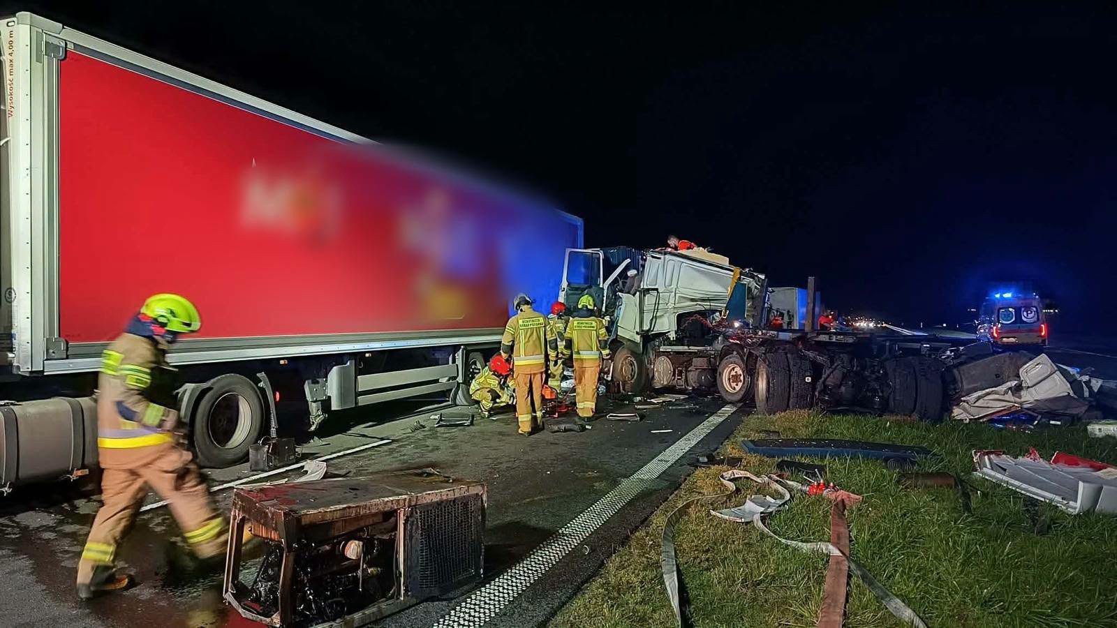 Groźne zdarzenia na S7. Najpierw przewróciła się laweta, później zderzyły się ciężarówki
