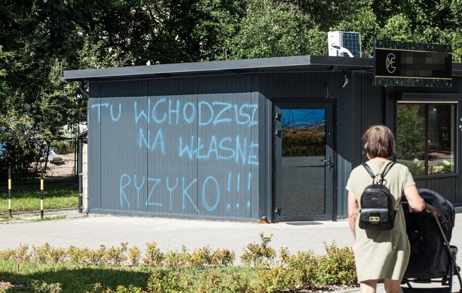 Nietypowe „ostrzeżenie” przed jednym z olsztyńskich salonów fryzjerskich. Właścicielka mówi o wymuszeniu