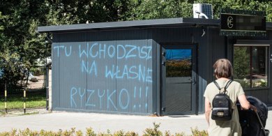 Artykuł: Nietypowe „ostrzeżenie” przed jednym z olsztyńskich salonów fryzjerskich. Właścicielka mówi o wymuszeniu