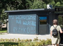 Nietypowe „ostrzeżenie” przed jednym z olsztyńskich salonów fryzjerskich. Właścicielka mówi o wymuszeniu