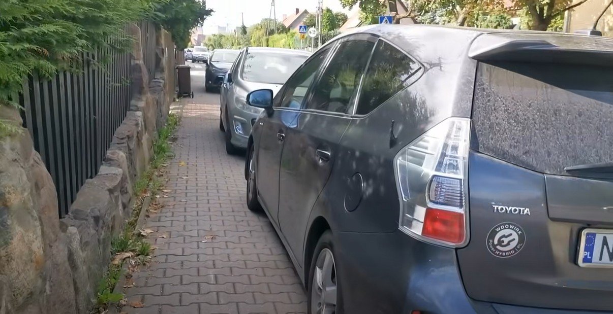 Os. Mazurskie. Kierowcy łamali przepisy, a strażnicy miejscy nie reagowali? Czytelnik oburzony postawą służb [WIDEO]