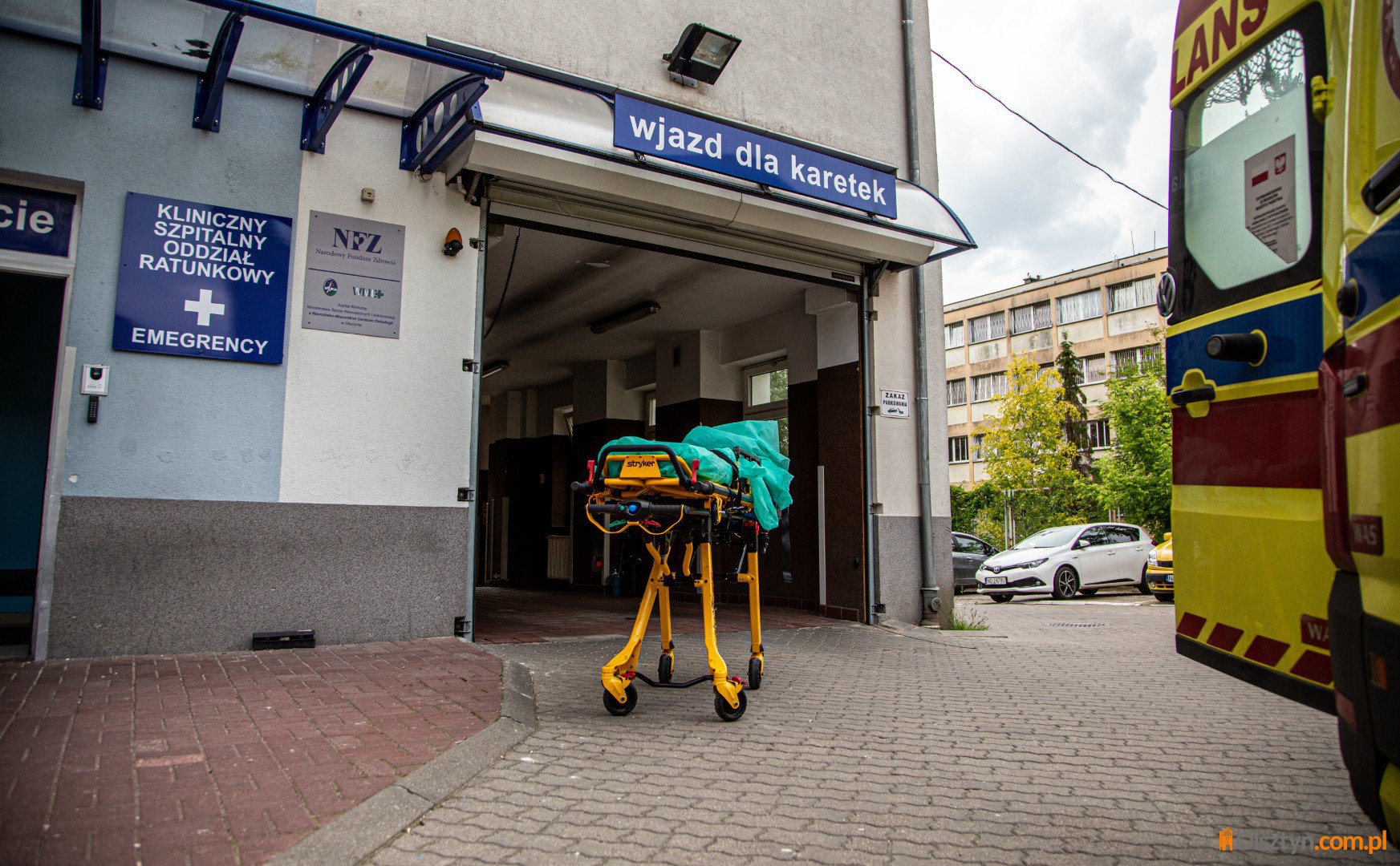 Interwencja ZRM przy ul. Limanowskiego w Olsztynie. W szpitalu 49-latkę „odwiedziła” policja