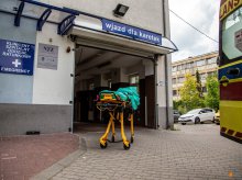 Interwencja ZRM przy ul. Limanowskiego w Olsztynie. W szpitalu 49-latkę „odwiedziła” policja