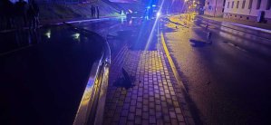 Chciał wypróbować nowe Audi. 21-latek rozbił auto przy "Samotniaku", a przy okazji przewrócił latarnię