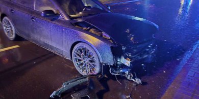 Artykuł: Chciał wypróbować nowe Audi. 21-latek rozbił auto przy "Samotniaku", a przy okazji przewrócił latarnię