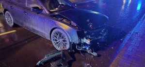 Potężne uderzenie na ul. Niepodległości. 21-latek rozbił nowe Audi. Jak tłumaczył policjantom, chciał "wypróbować" auto