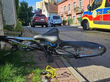 Biskupiec. Zjechał na przeciwległy pas i potrącił rowerzystę. Kierowca jednośladu w szpitalu