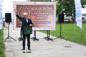 Kolejne nazwiska w Alei Sław Olsztyńskiego Sportu. Uhonorowano pięć wybitnych postaci. Na zdjęciu żeglarz, trener AZS Olsztyn i uczestnik igrzysk olimpijskich, Tomasz Rumszewicz