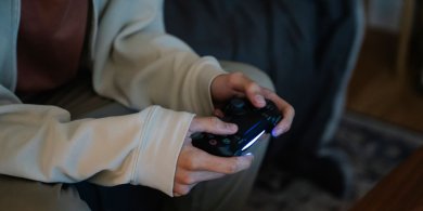 Artykuł: Od gamingowych gadżetów po niezapomniane przeżycia – prezentownik dla brata