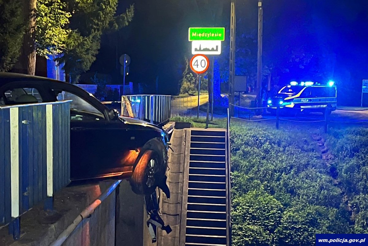 Rover przebił bariery i zawisł nad kanałem. Za kierownicą pijana, 40-letnia Ukrainka