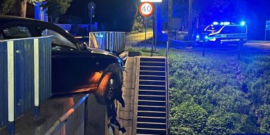 Artykuł: Rover przebił bariery i zawisł nad kanałem. Za kierownicą pijana, 40-letnia Ukrainka