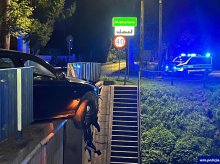 Rover przebił bariery i zawisł nad kanałem. Za kierownicą pijana, 40-letnia Ukrainka