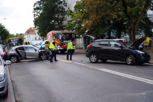 Zderzenie trzech aut na ul. Jagiellońskiej. Droga całkowicie zablokowana