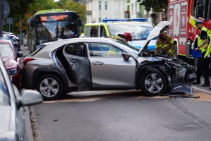 Zderzenie trzech aut na ul. Jagiellońskiej. Droga całkowicie zablokowana