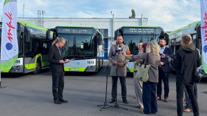 Konferencja prasowa w zajezdni autobusowej przy ul. Kołobrzeskiej w Olsztynie