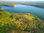 W tle jezioro Pluszne