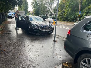 Zderzenie Porsche z Lexusem na rondzie przy al. Sybiraków. Są utrudnienia dla kierowców
