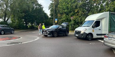 Artykuł: Zderzenie Porsche z Lexusem na mini rondzie na os. Podleśna. Są utrudnienia dla kierowców