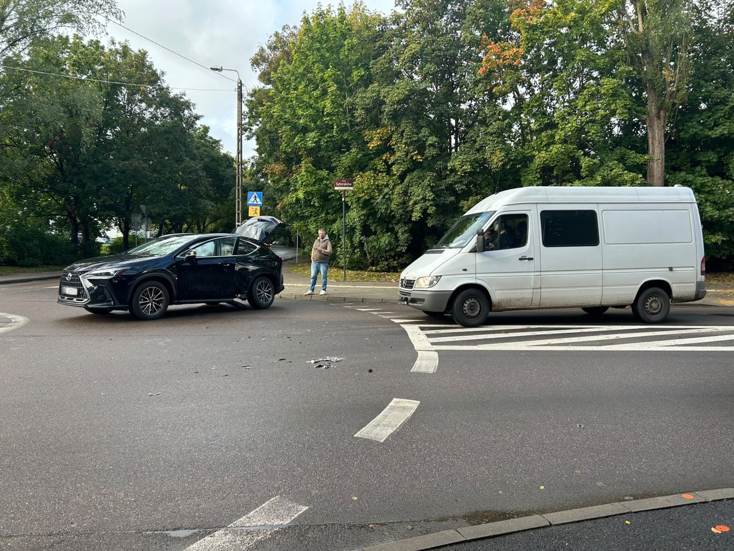 Zderzenie Porsche z Lexusem na mini rondzie na os. Podleśna. Są utrudnienia dla kierowców