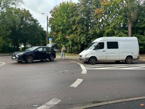 Zderzenie Porsche z Lexusem na rondzie przy al. Sybiraków. Są utrudnienia dla kierowców