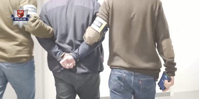 Artykuł: Brali łapówki za „zaliczone” przeglądy? Olsztyńscy policjanci zatrzymali trzy osoby