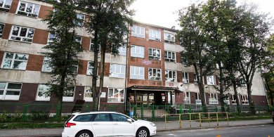 Artykuł: Była nauka zdalna, jest powrót do szkolnych ławek. Olsztyńska „handlówka” przeszła termomodernizację