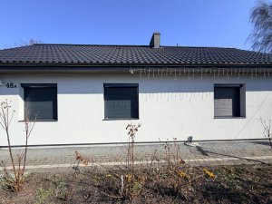 Analizując ofertę rolet zewnętrznych i osłon Maxrol, stajemy przed wyborem między trzema podstawowymi systemami, dwoma sposobami montażu oraz różnymi wariantami automatyki sterującej
