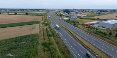Artykuł: Jak konstrukcje reklamowe przy trasie prowadzą klientów do obiektu poza miastem?